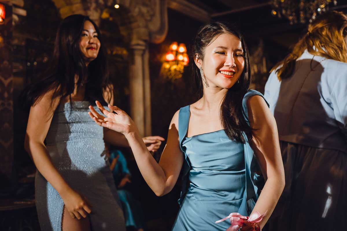 Hochzeitsparty im Schloss Oberndorf Gäste tanzen