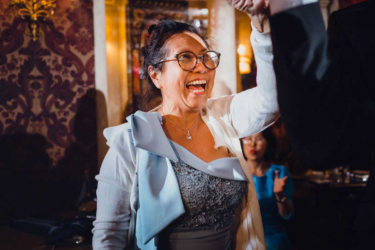 Hochzeitsparty im Schloss Oberndorf Gäste tanzen