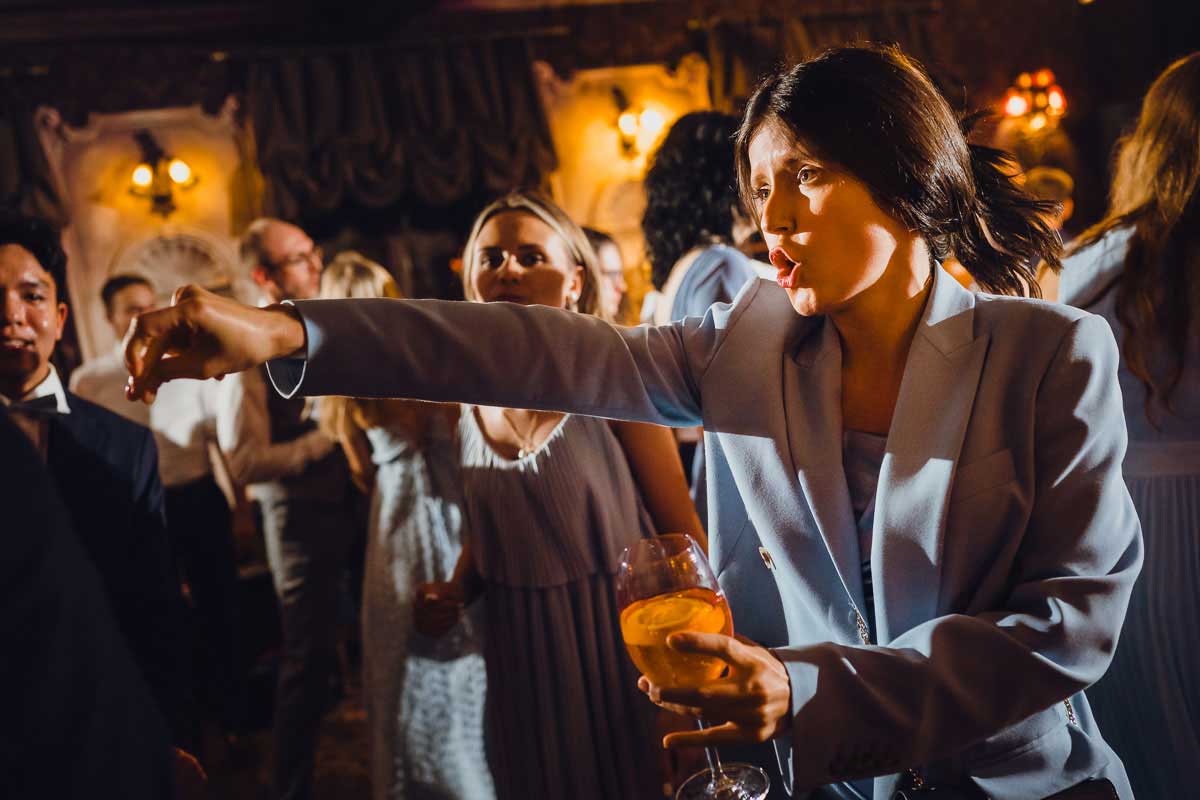 Hochzeitsparty im Schloss Oberndorf Gäste tanzen