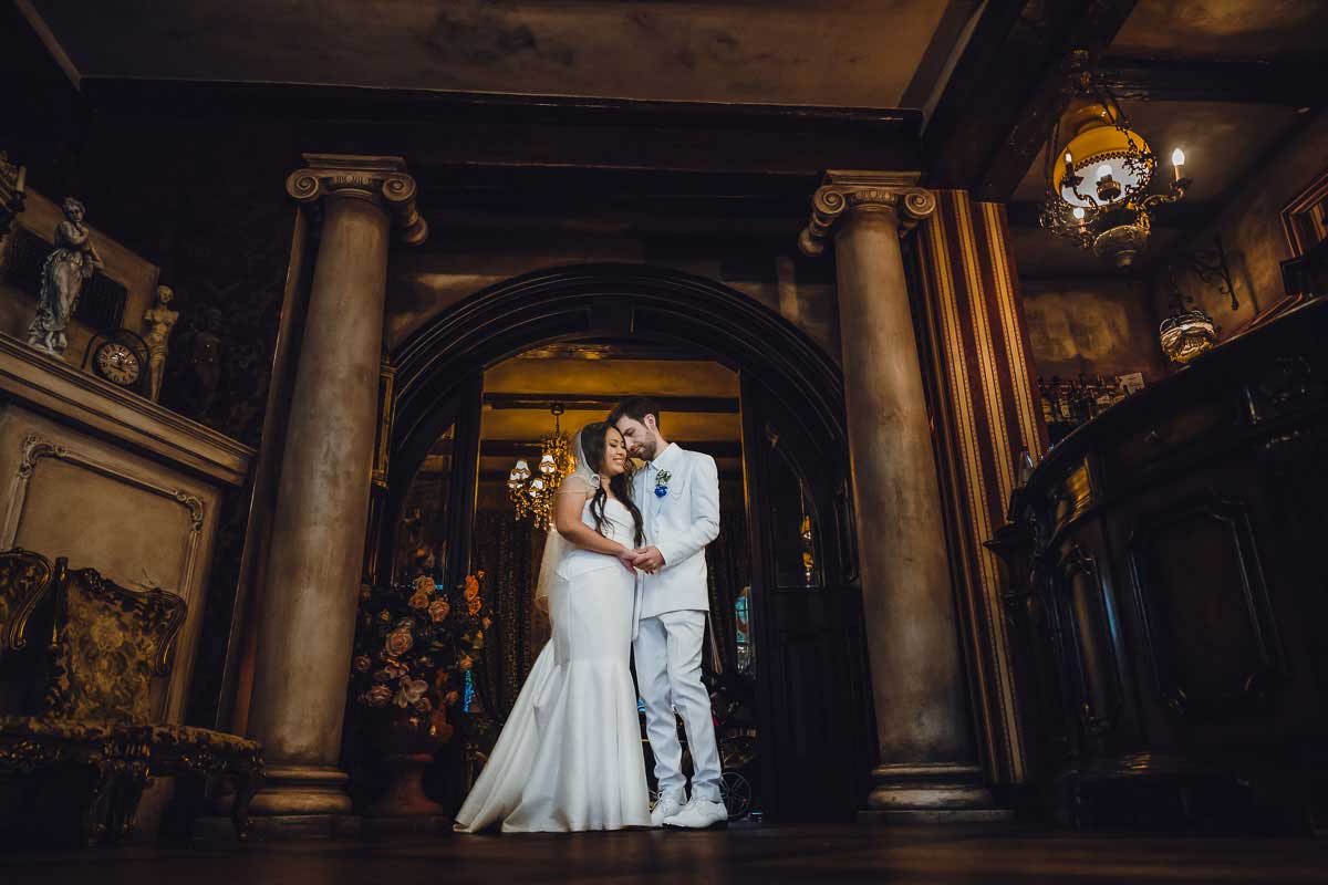 Brautpaarporträts drinnen bei einer Regenhochzeit im Schloss Oberndorf