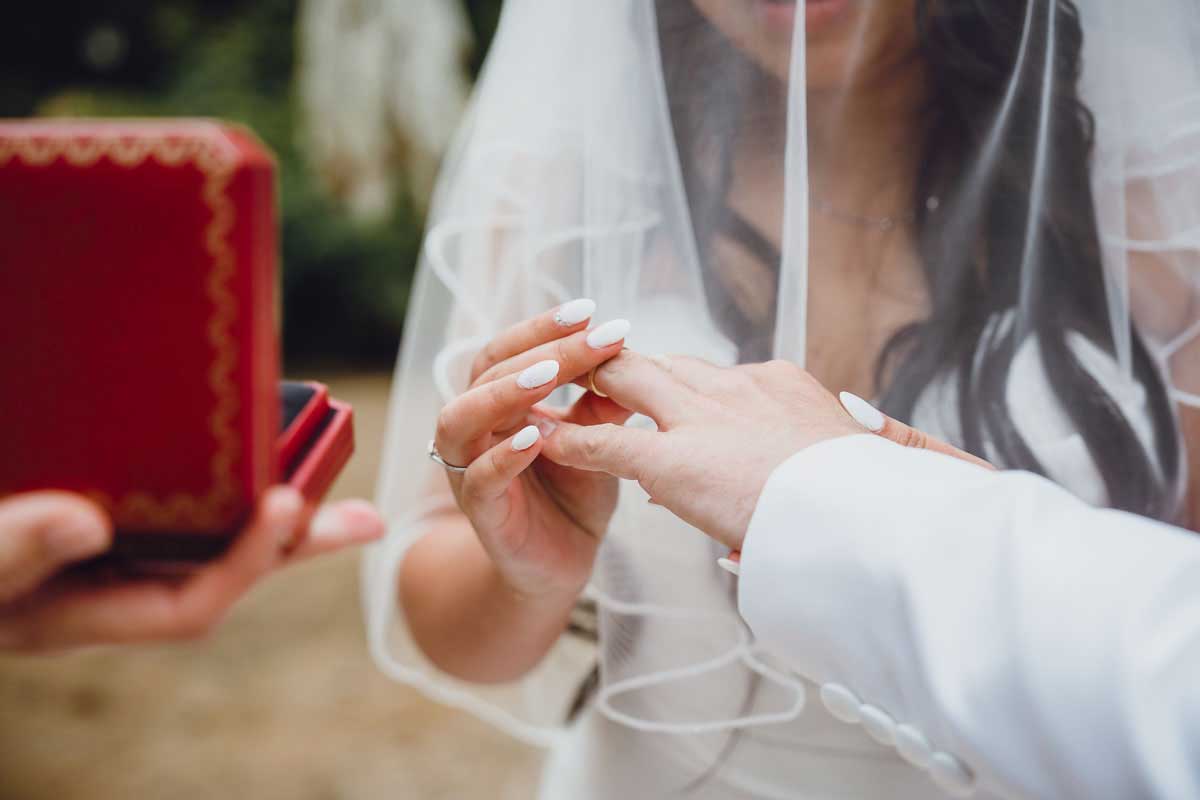 Ringwechsel bei einer Hochzeit im Schloss Oberndorf