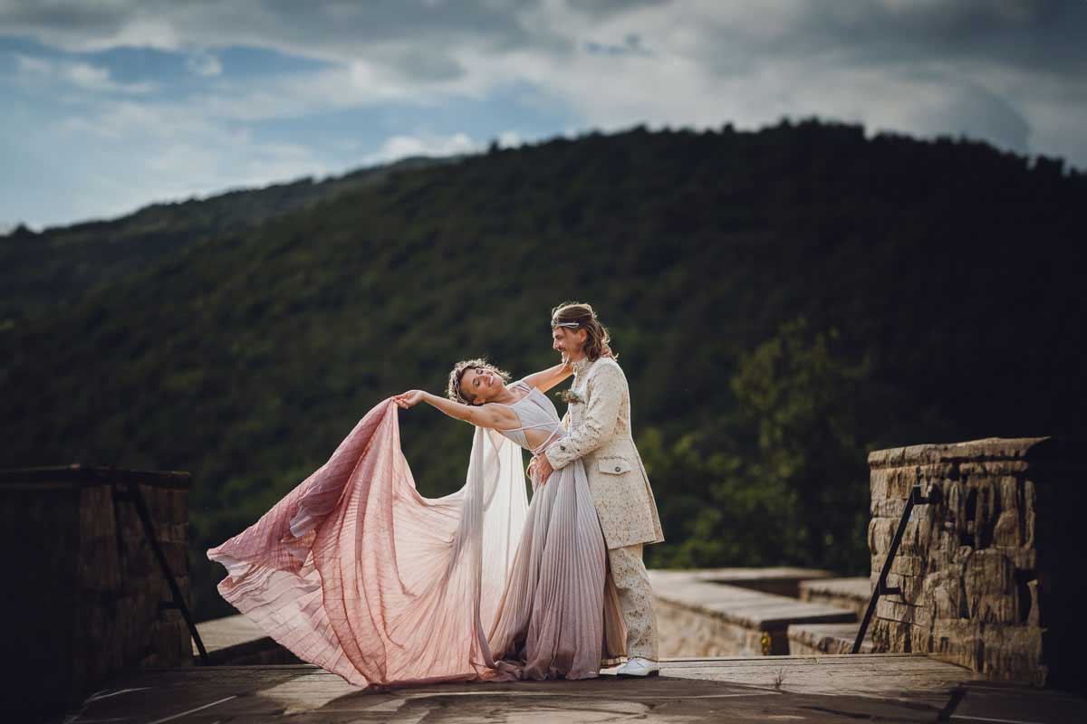 ausgefallenes Hochzeitsoutfit bei einer standesamtlichen Trauung