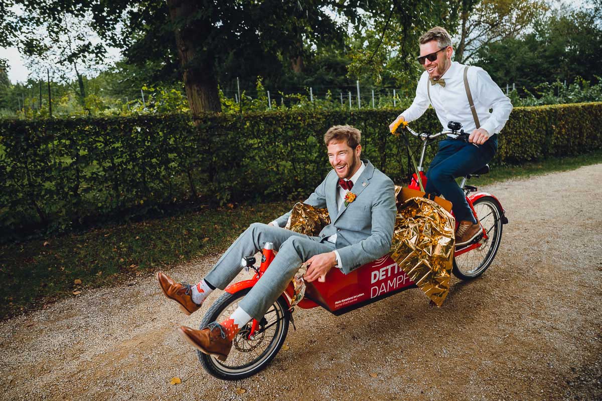 Bräutigam und Trauzeuge nach einer standesamtlichen Trauung am Bodensee