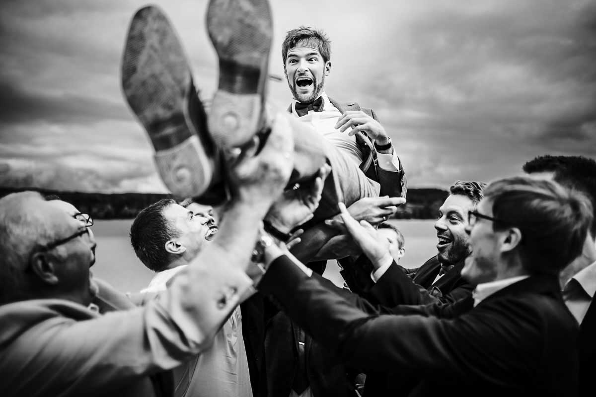 Gäste feiern den Bräutigam nach dem Standesamt