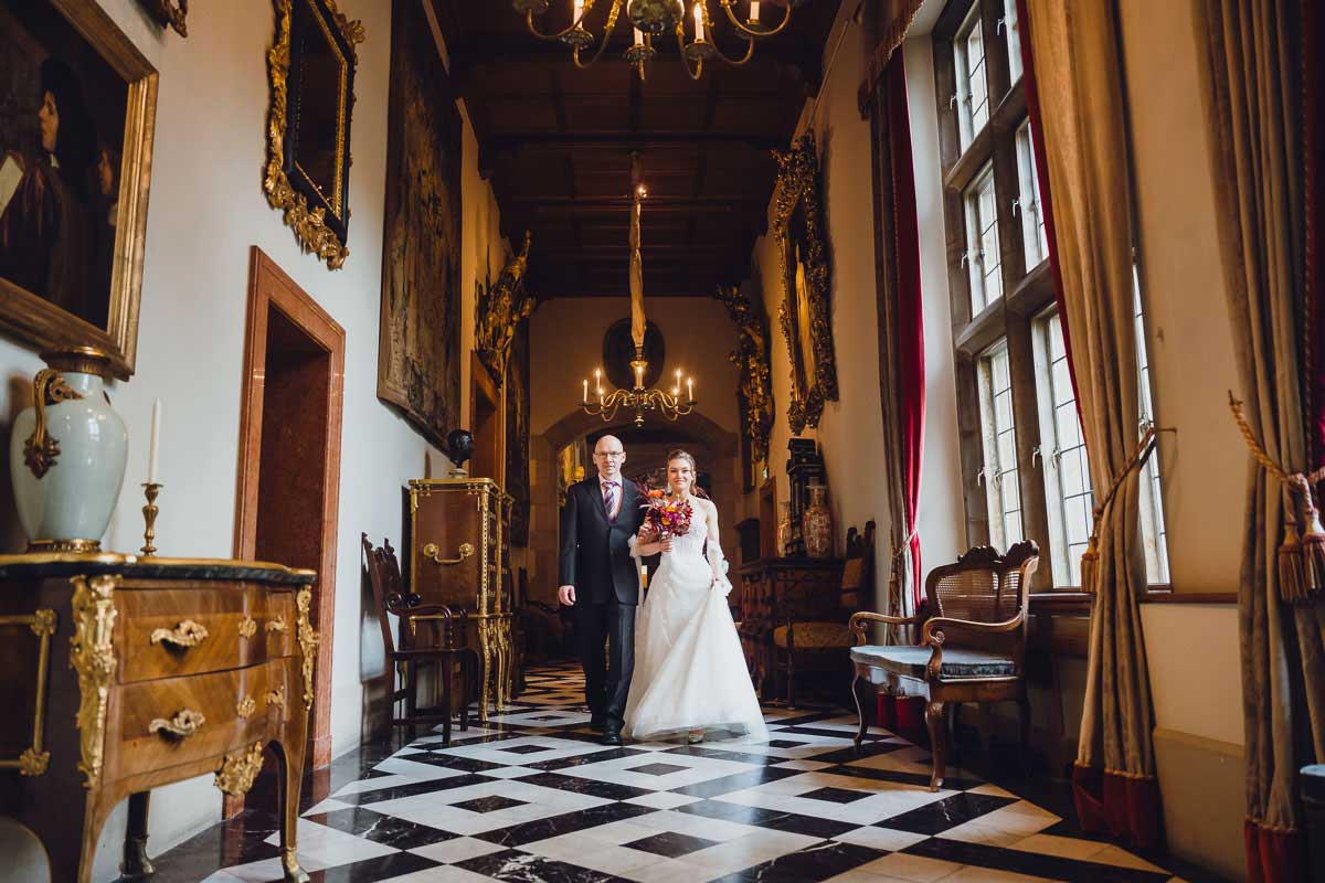 Einzug der Braut bei einer standesamtliche Trauung in einem historischen Gebäude