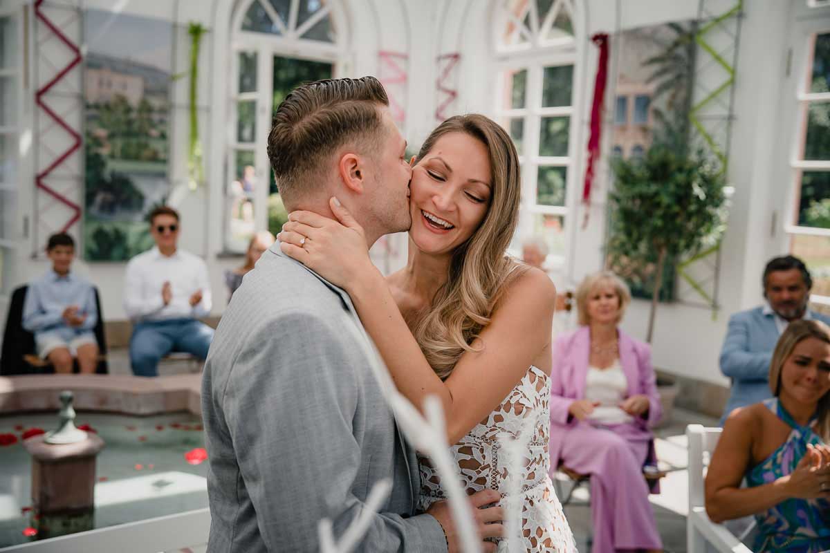 Kuss bei einer standesamtlichen Trauung im Palmengarten in Frankfurt