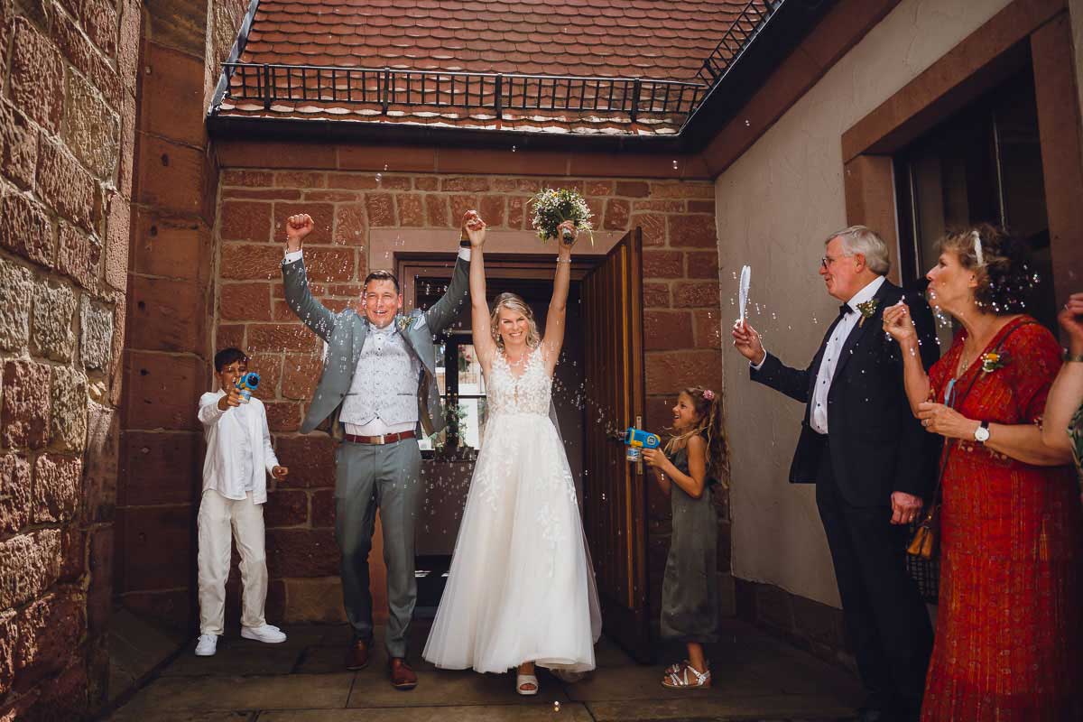 Auszug Brautpaar bei einer standesamtlichen Trauung in Wachenheim in der Pfalz