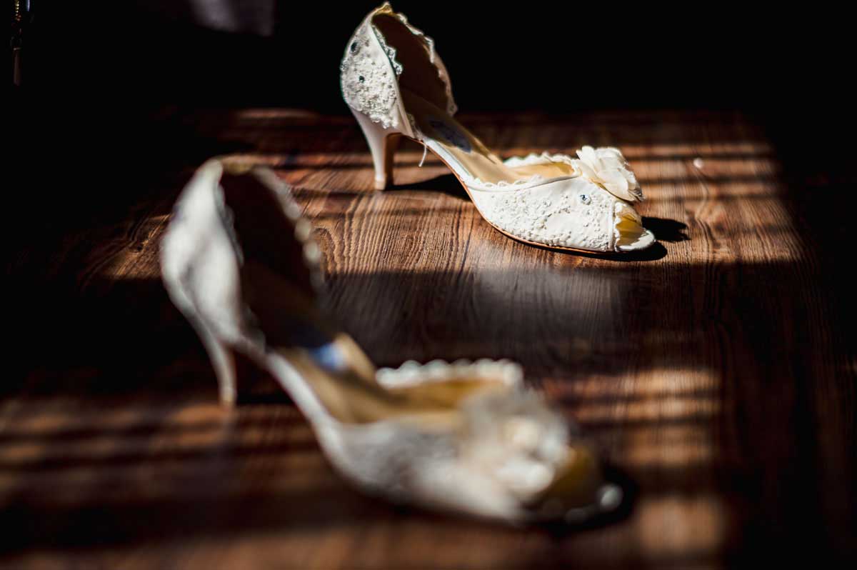 Details Brautschuhe für eine Hochzeit auf der Burg Hornberg 