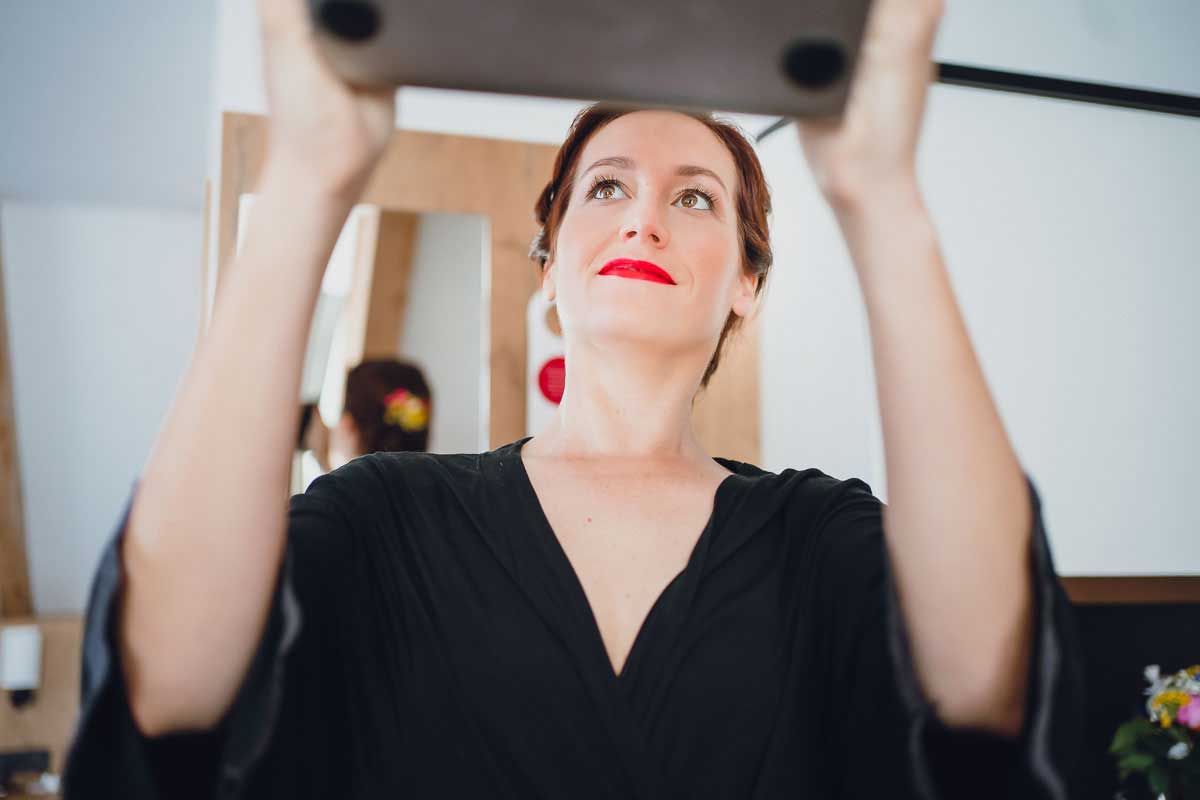 Braut betrachtete sich im Spiegel