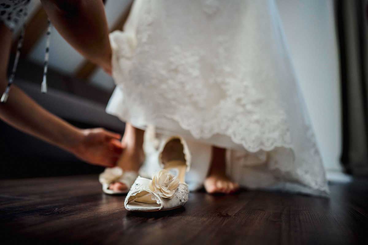 Details Brautkleid und Brautschuhe