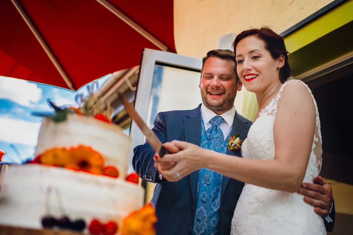 Brautpaar schneidet Torte an