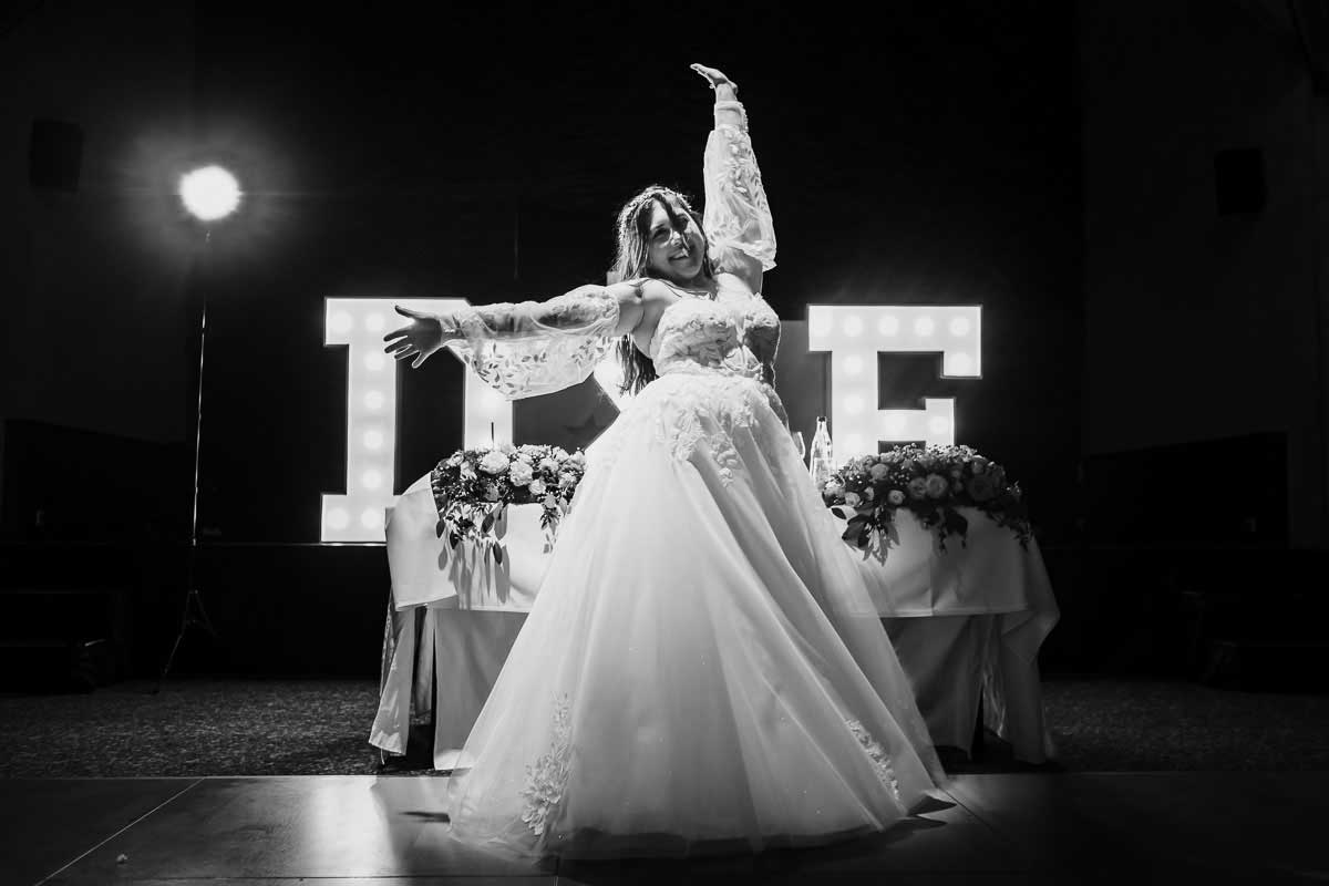 tanzende Braut bei einer Hochzeitsfeier im Europapark