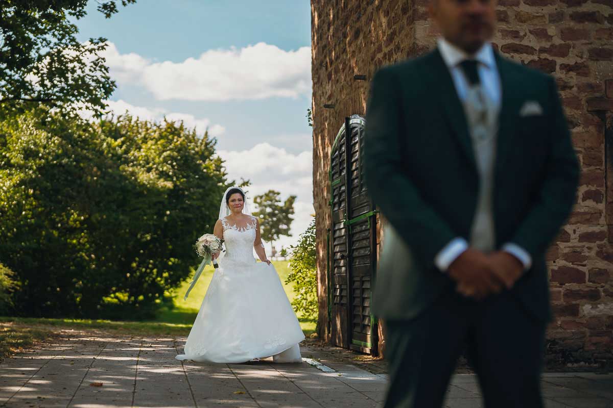 First Look Brautpaar für eine Hochzeit im Gutshof Ladenburg