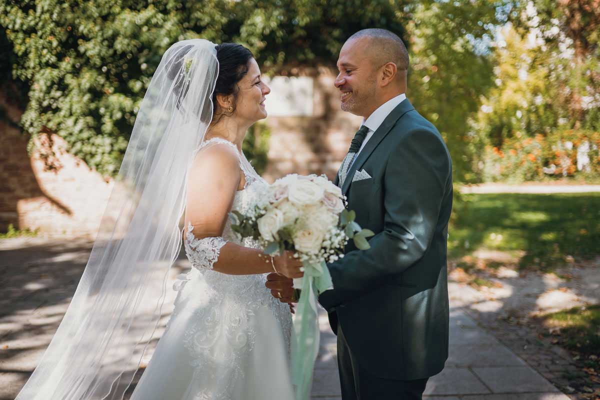 First Look Brautpaar für eine Hochzeit im Gutshof Ladenburg