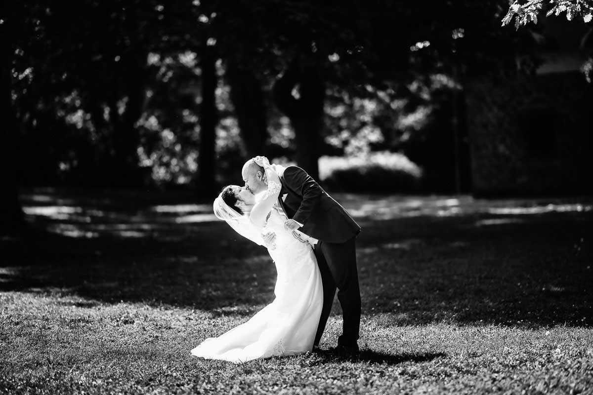 Brautpaar küsst sich bei einem Shooting in Ladenburg