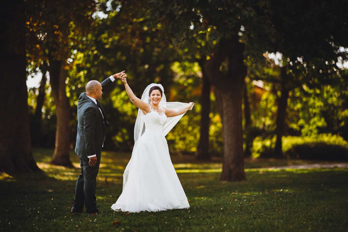 Brautpaar auf einer Wiese