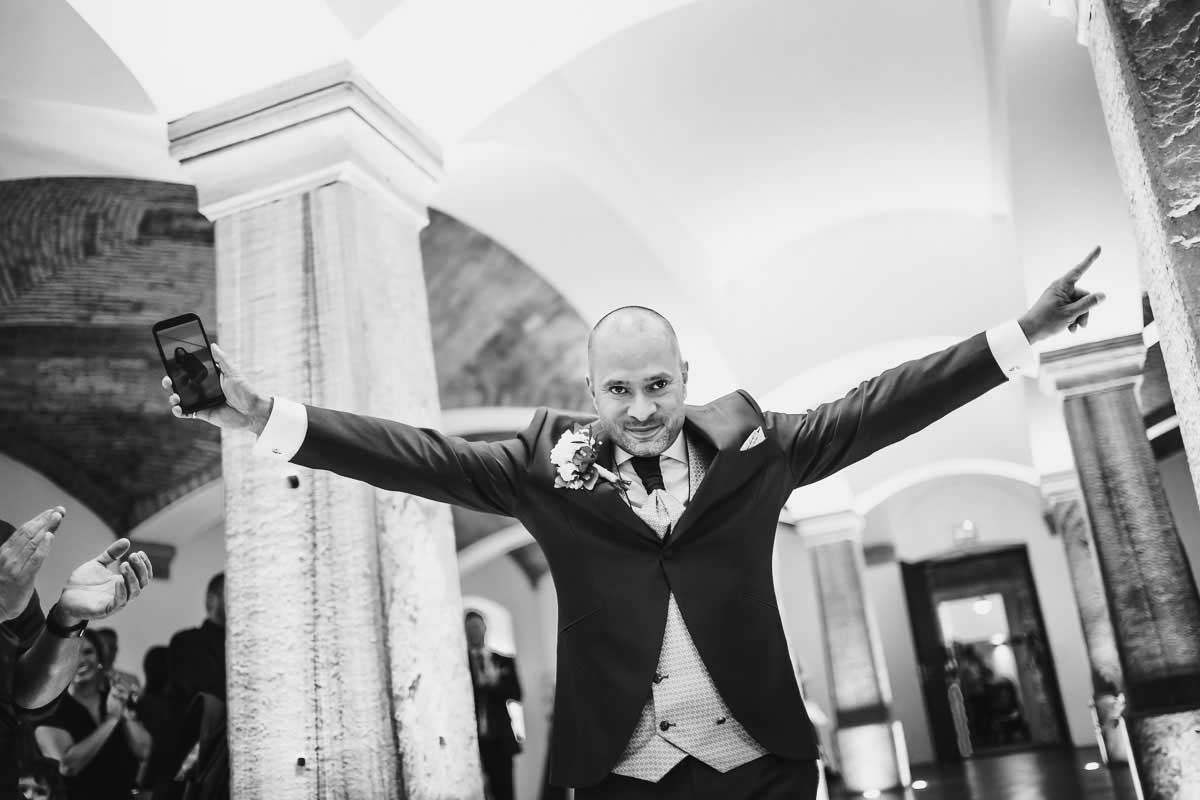 Bräutigam läuft ein für eine Trauung