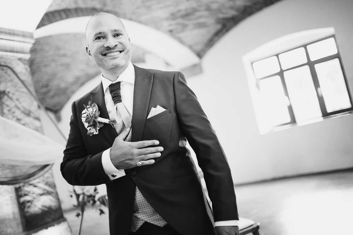Bräutigam bei einer freien Trauung indoor