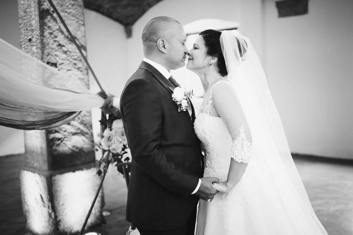 Brautpaar bei einer Trauung im Carl Theodor Saal im Gutshof Ladenburg