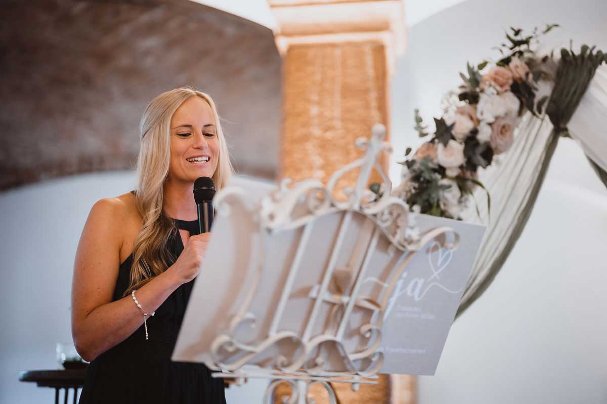 Traurednerin bei einer Trauung im Carl Theodor Saal im Gutshof Ladenburg