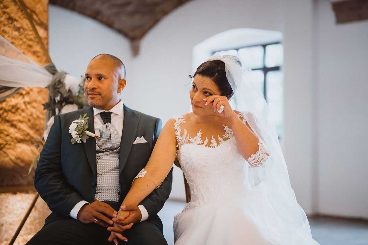 emotionalere Moment eines Brautpaars bei einer Trauung im Carl Theodor Saal im Gutshof Ladenburg
