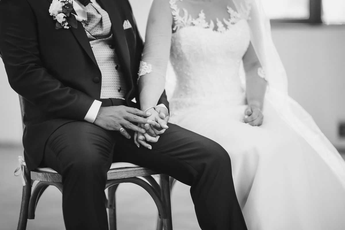 Details Hände bei einer Trauung