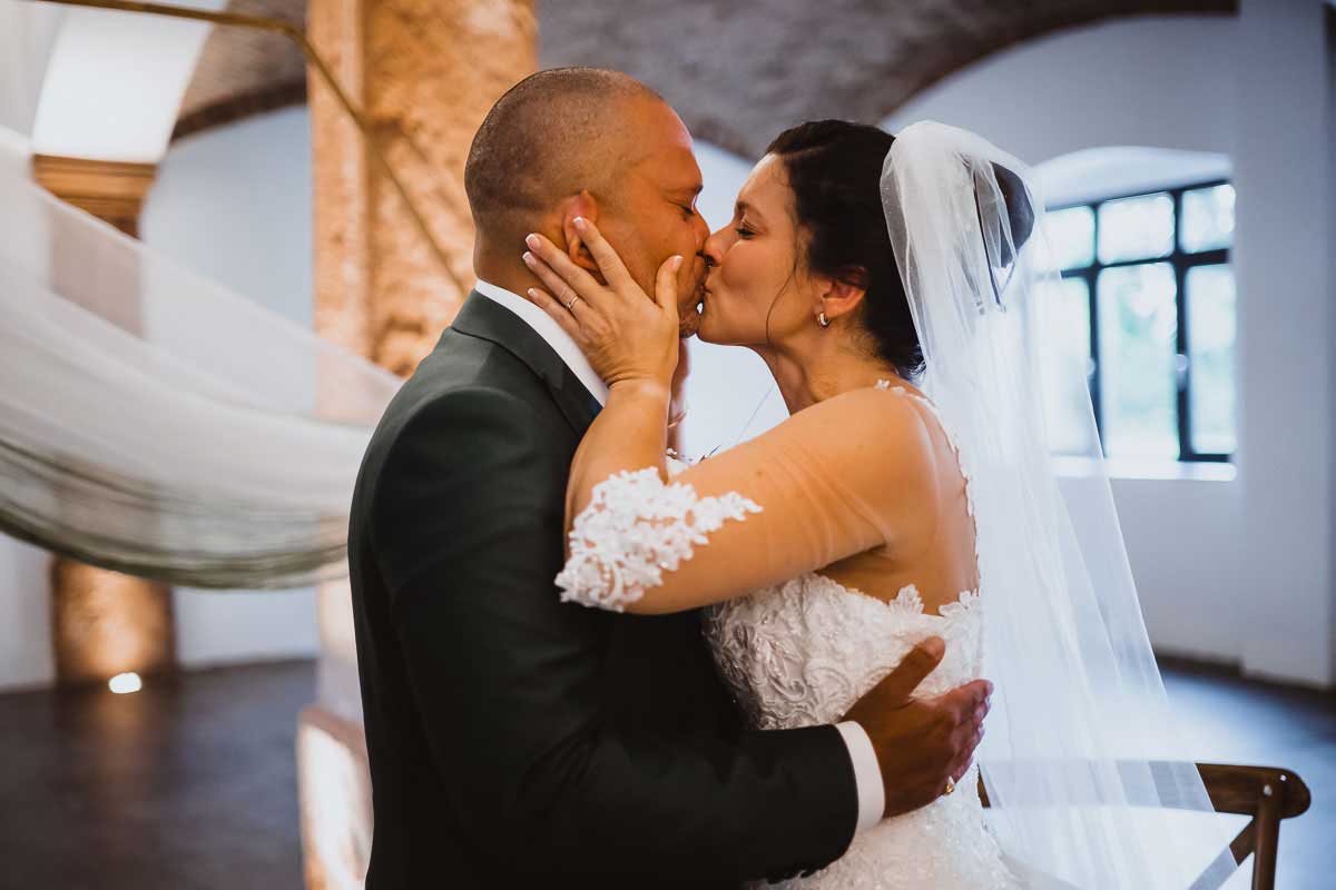 First Kiss bei einer freien Trauung