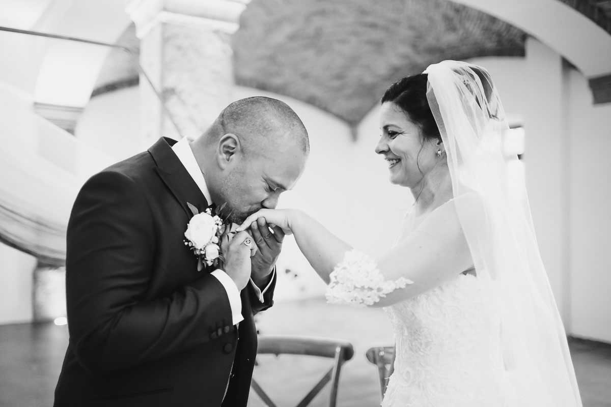 Ringwechsel eines Brautpaars bei einer Trauung im Carl Theodor Saal im Gutshof Ladenburg