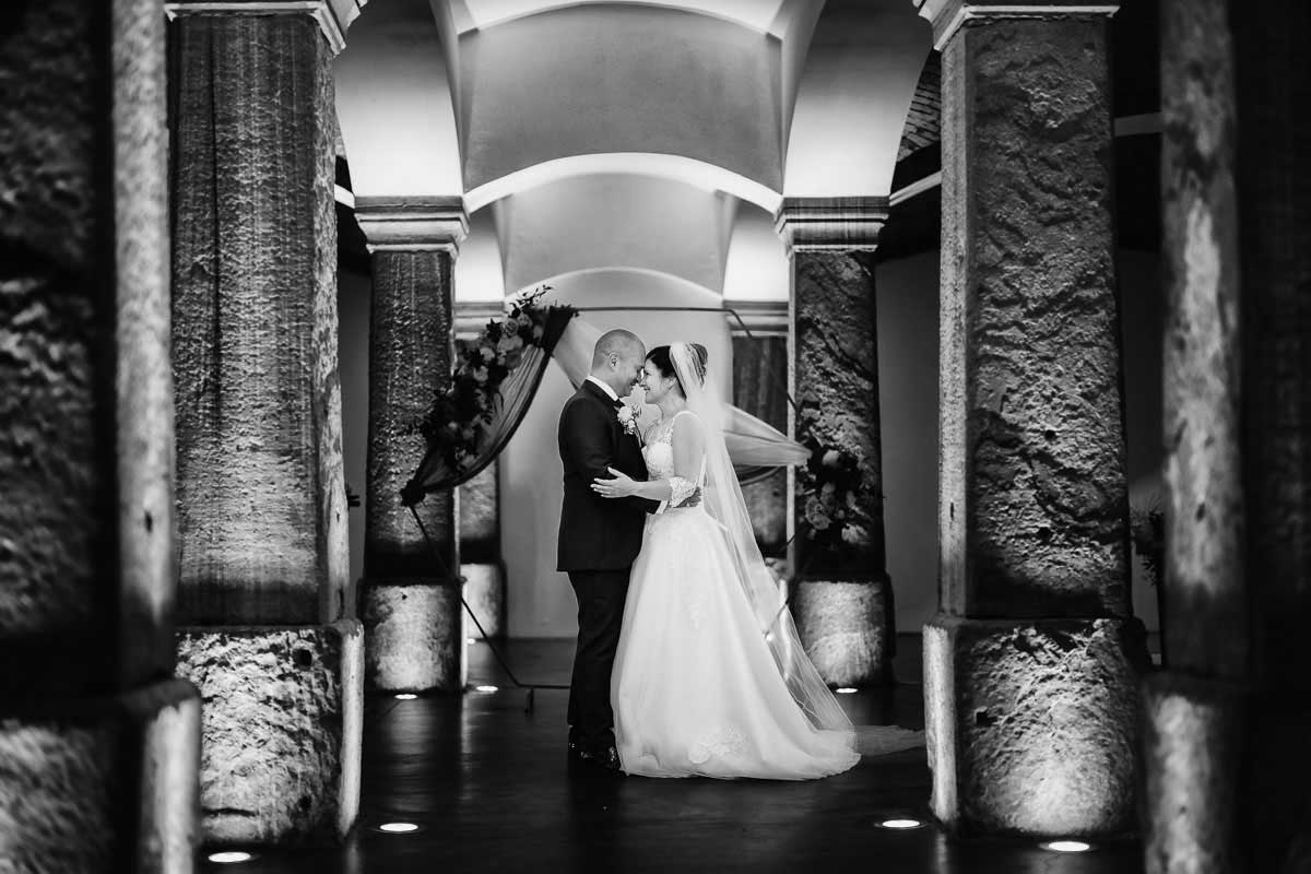 Hochzeitsfotos eines Brautpaars im Carl Theodor Saal im Gutshof Ladenburg