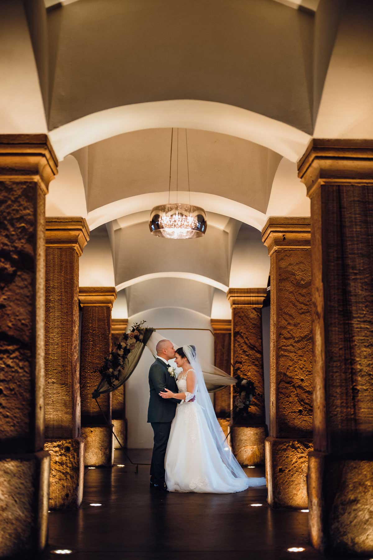 Hochzeitsfoto eines Brautpaars im Carl Theodor Saal im Gutshof Ladenburg
