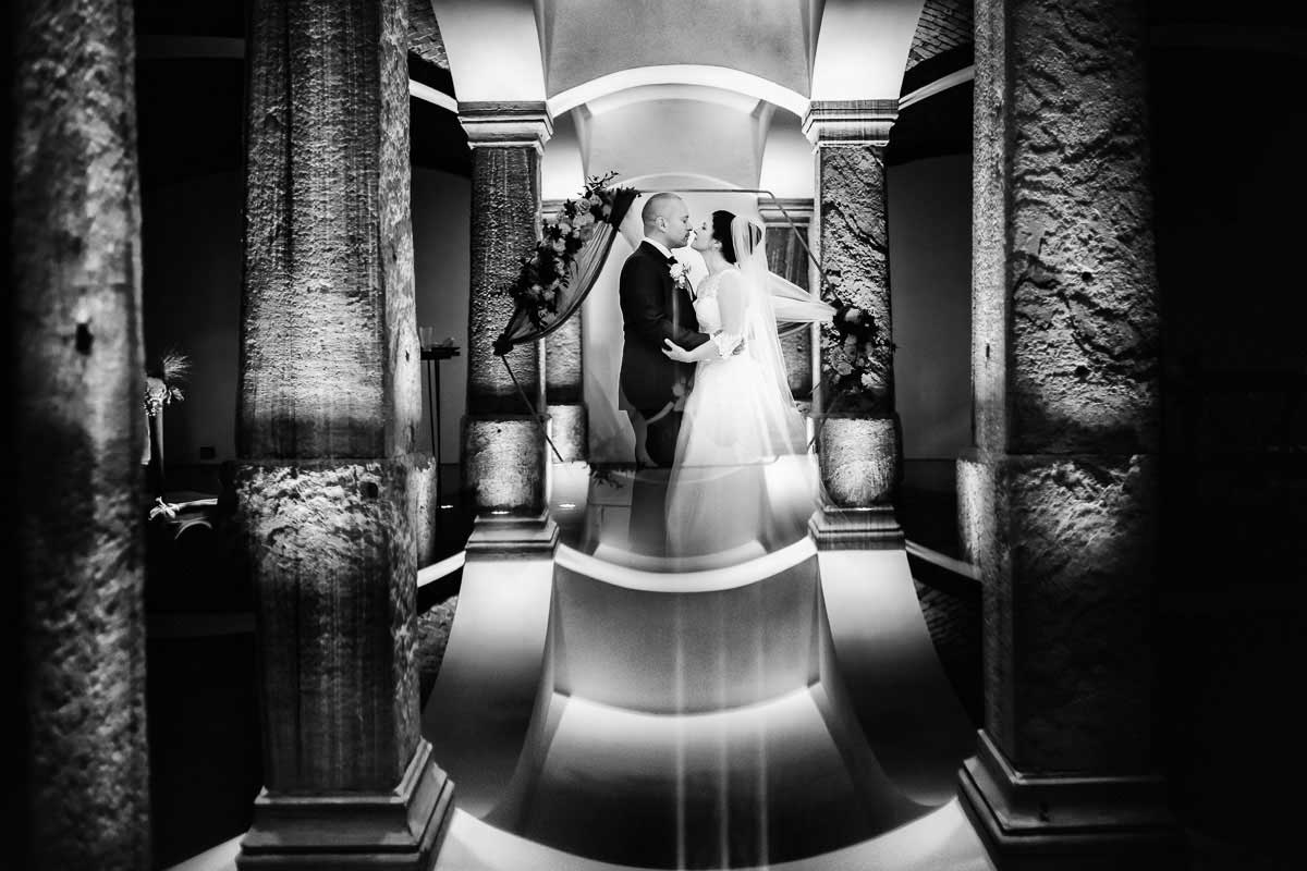 Hochzeitsporträt eines Brautpaars im Carl Theodor Saal im Gutshof Ladenburg