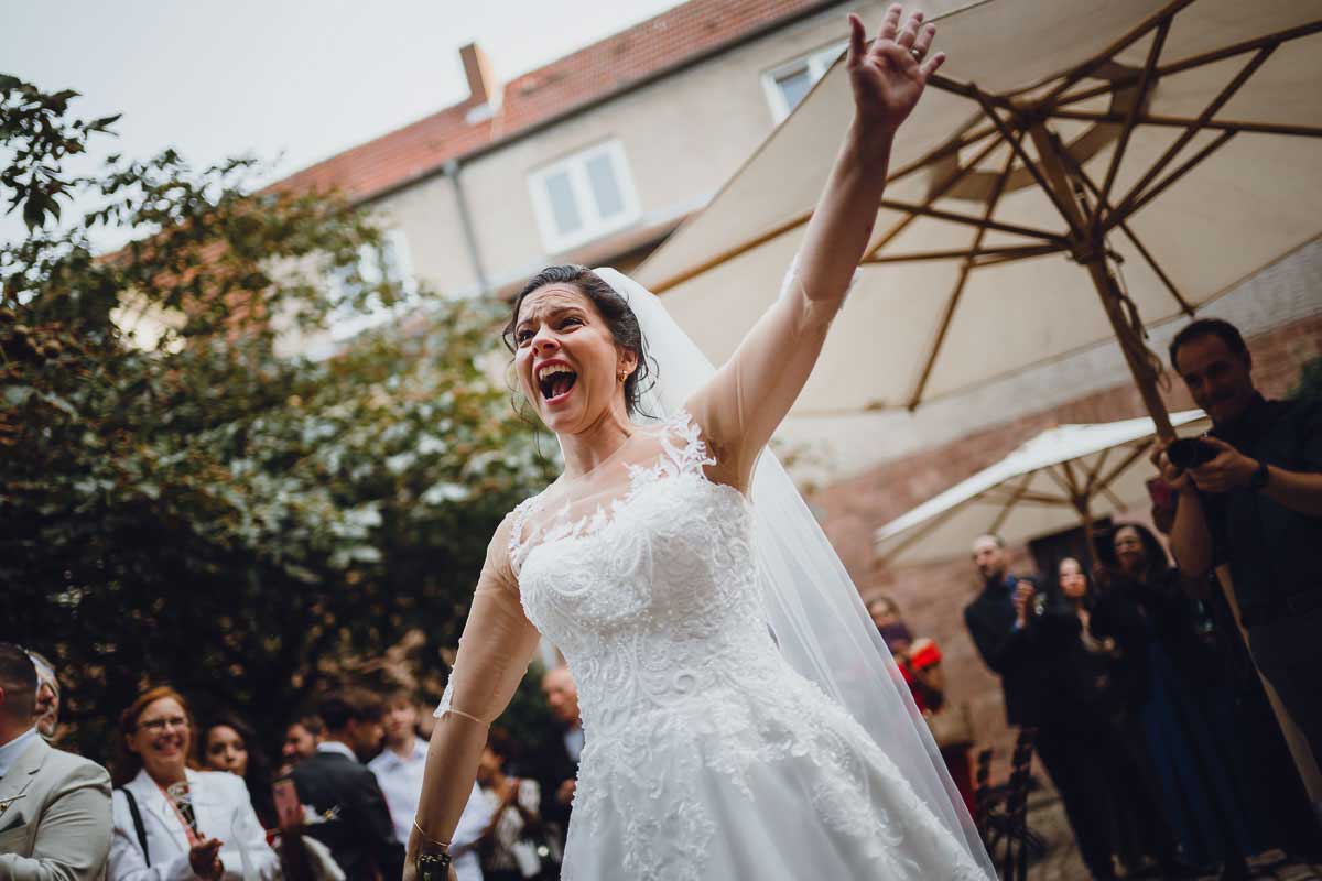 Auszug Brautpaar bei einer freien Trauung im Gutshof Ladenburg