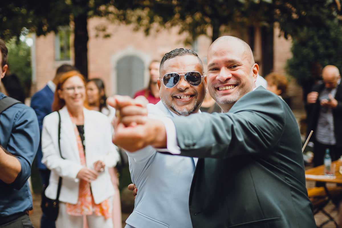 Momente Gäste mit Brautpaar