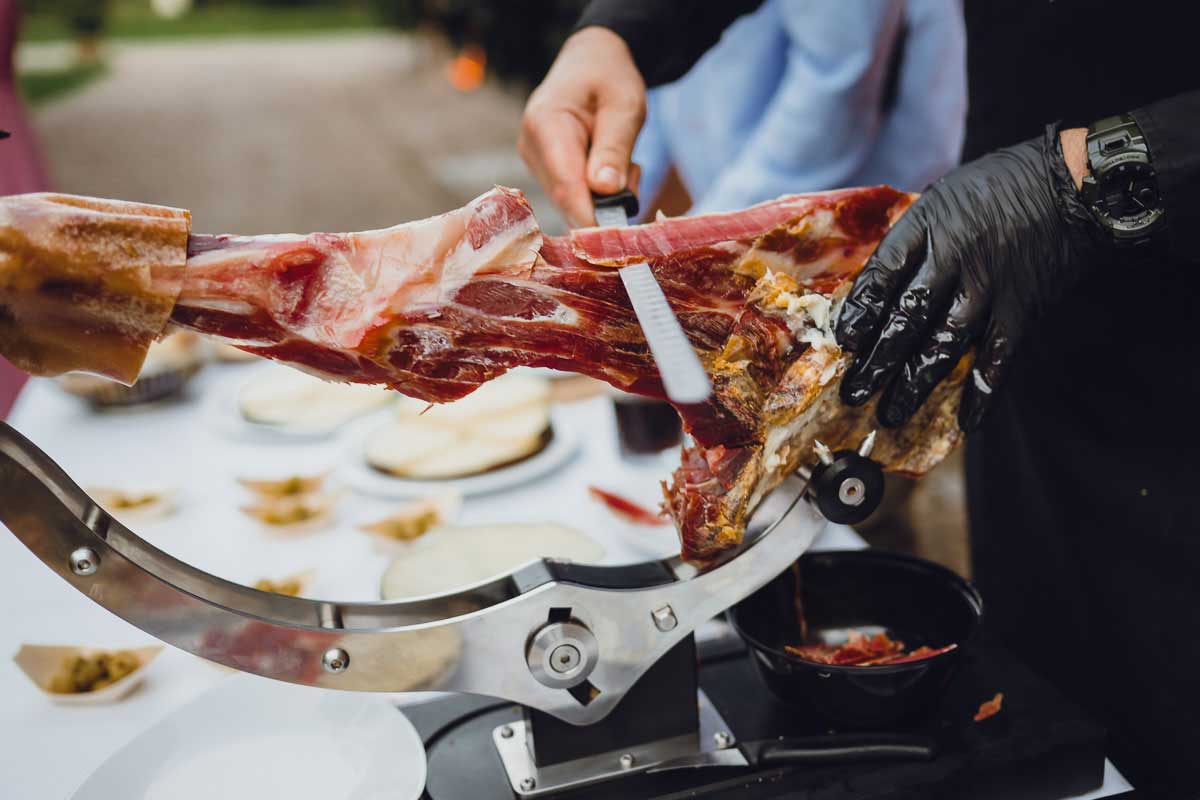 Details vom Sektempfang mit Parmaschinken