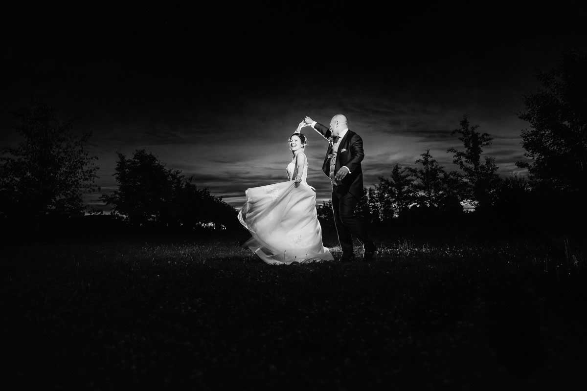 Hochzeitsbild bei Sonnenuntergang im Gutshof Ladenburg