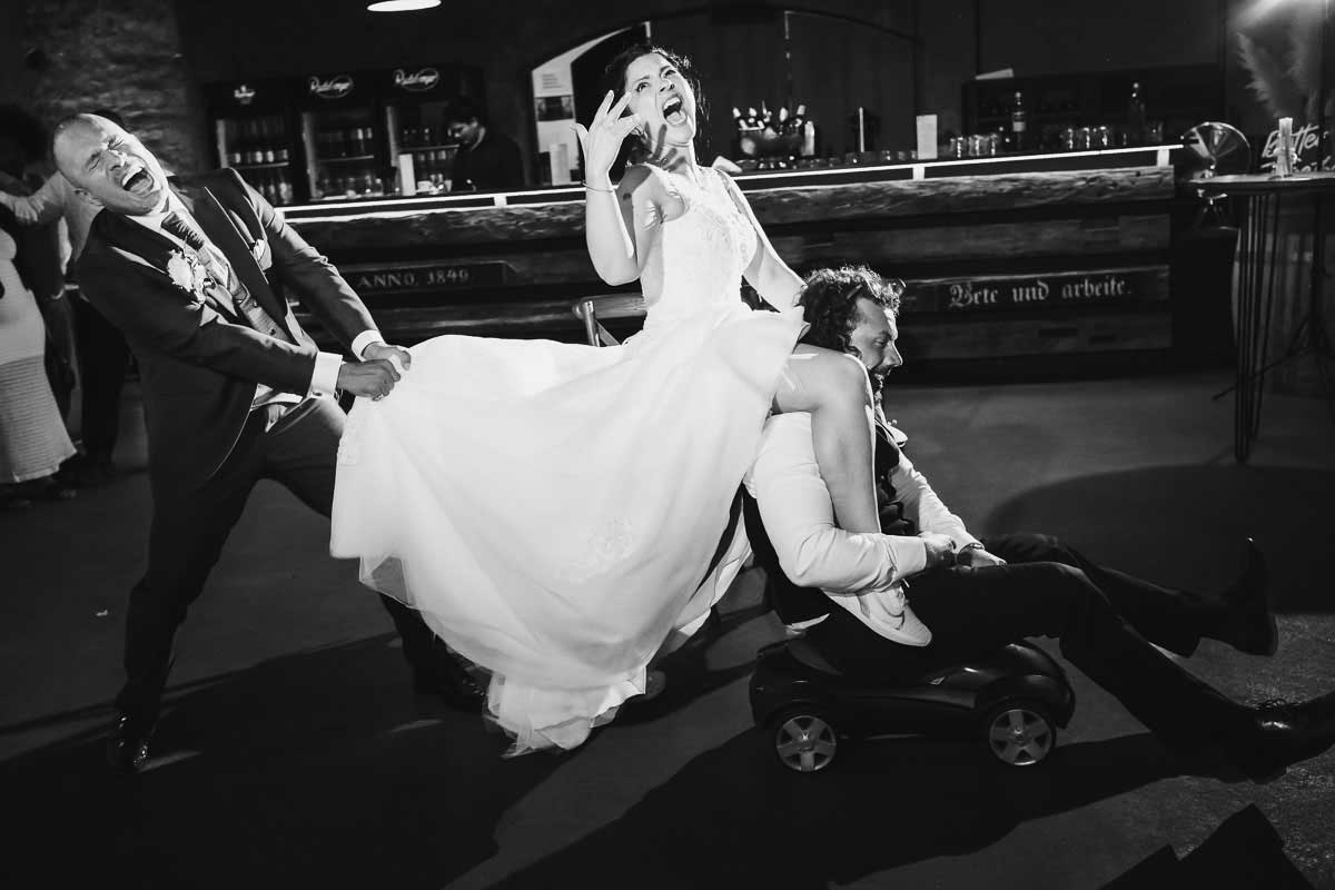 ausgelassene Hochzeitsfeier im Gutshof Ladenburg