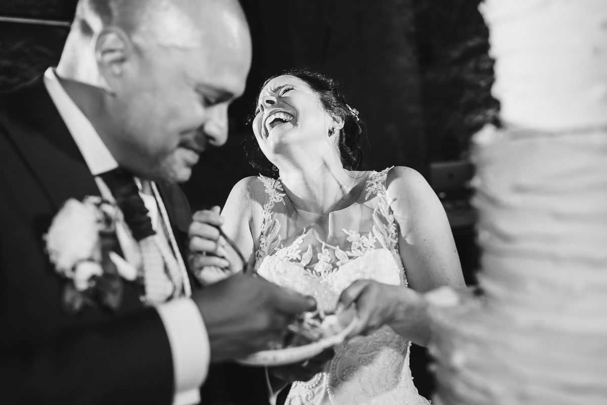 Kuchenanschnitt bei einer Hochzeit