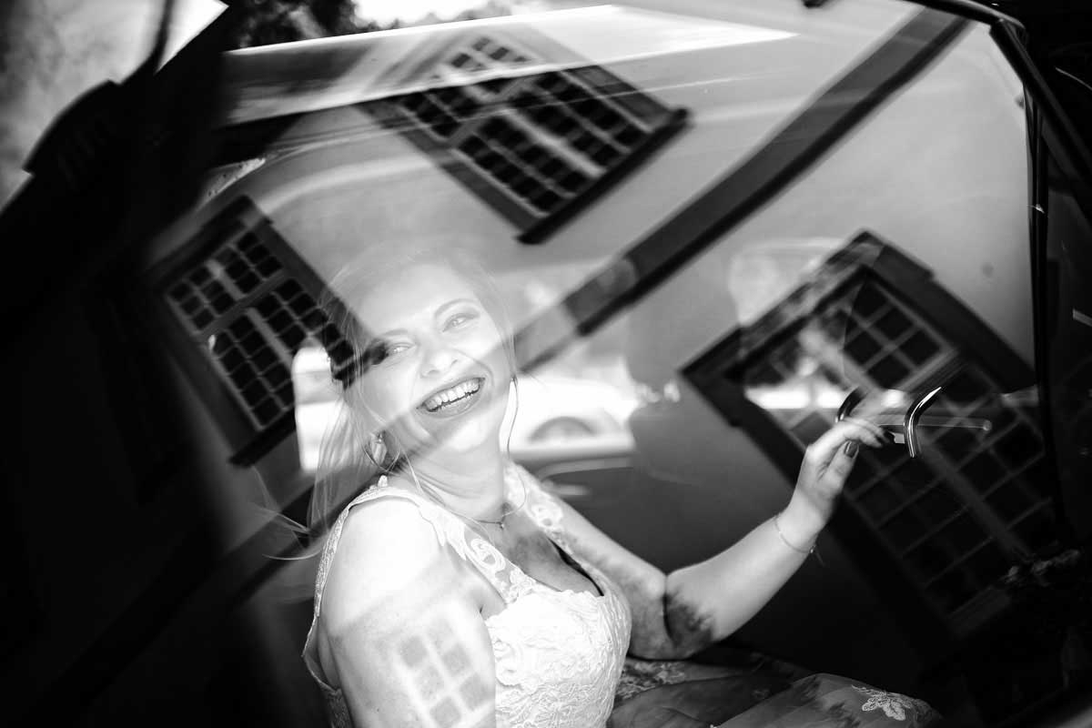 Braut im Auto für eine Trauung im Schloss Biebrich