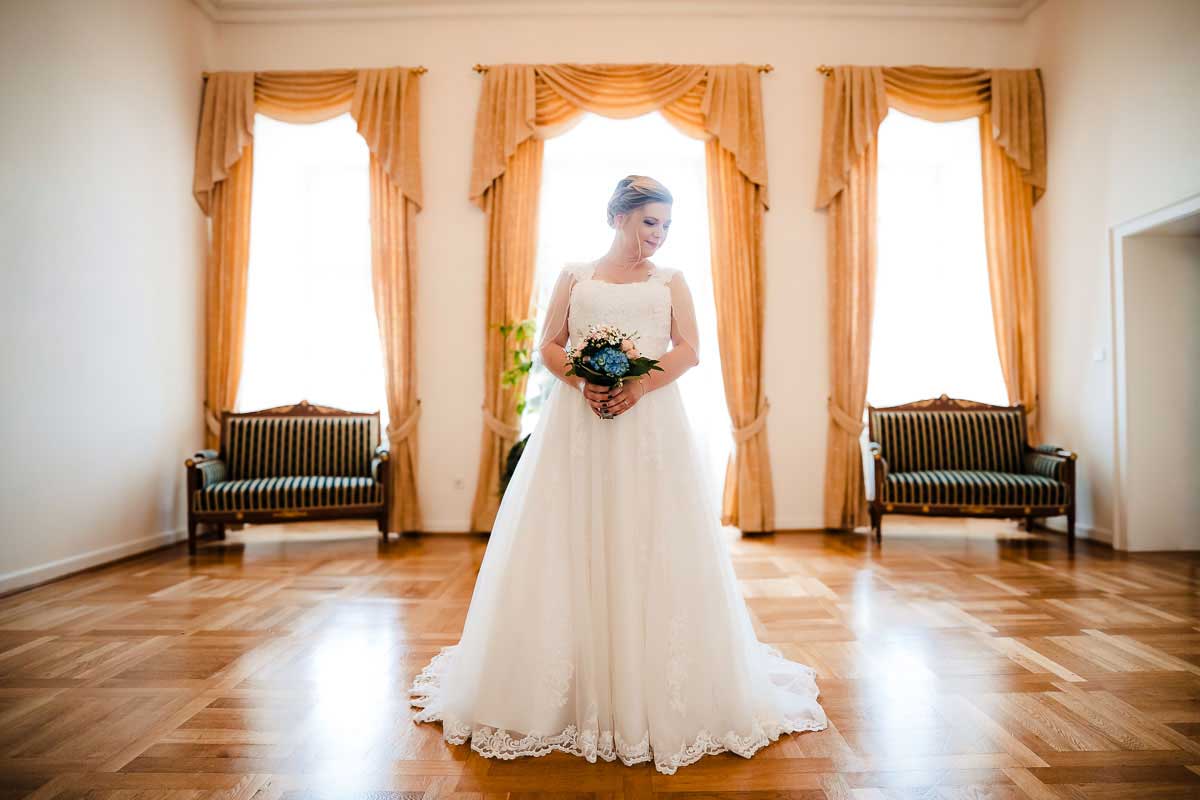 Braut bei einer Trauung im Schloss Biebrich