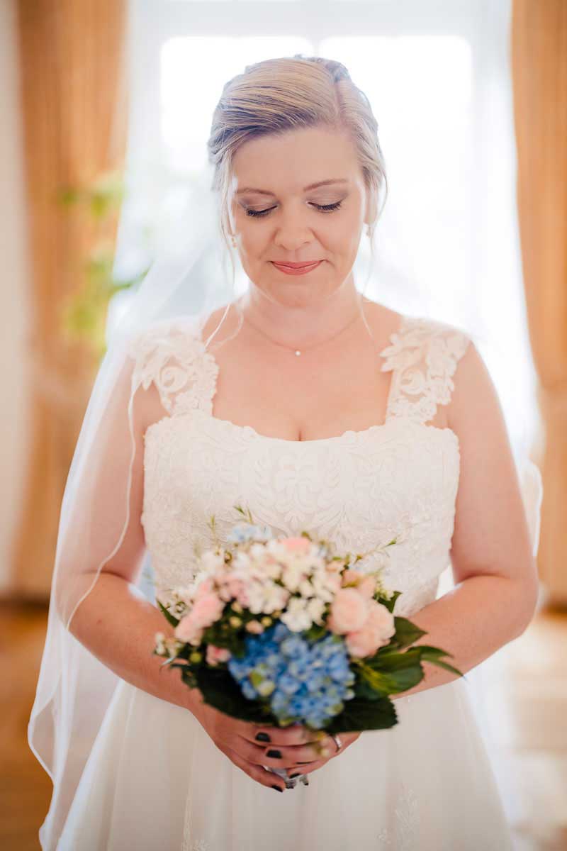 Braut bei einer Trauung im Schloss Biebrich