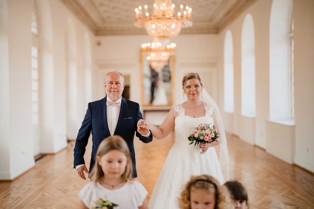 Einzug Braut und Vater für eine standesamtliche Trauung im Schloss Biebrich