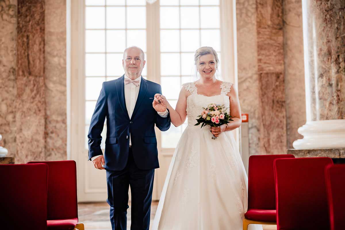 Einzug Braut und Vater für eine standesamtliche Trauung im Schloss Biebrich