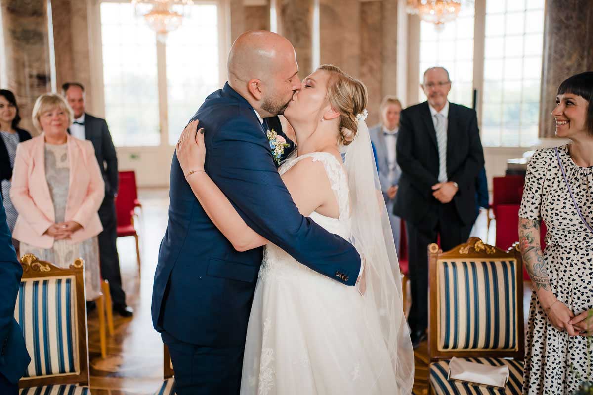 erster Kuss Brautpaar bei einer Standesamtlichen Trauung im Schloss Biebrich