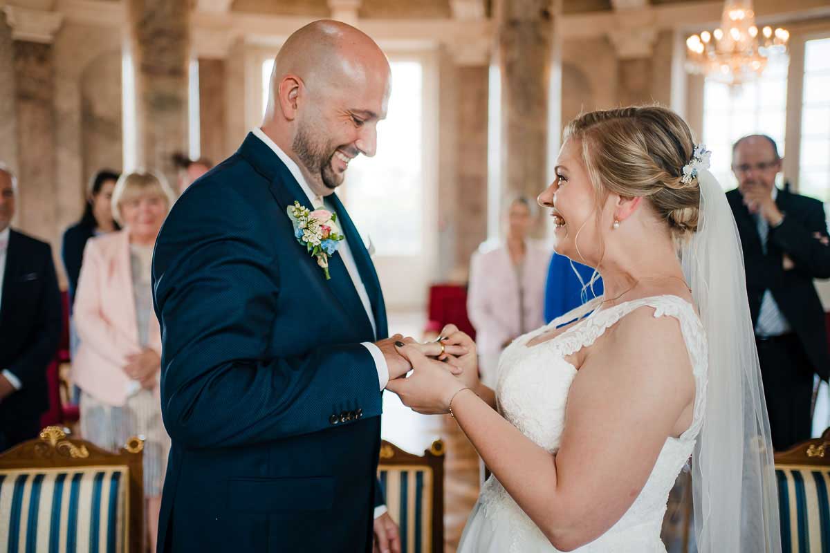 Ringwechsel bei einer Standesamtlichen Trauung im Schloss Biebrich