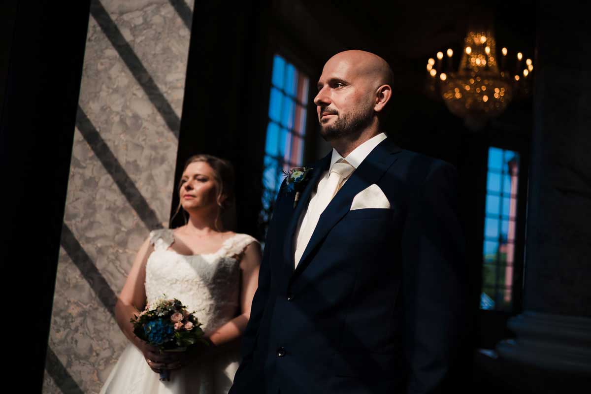 Hochzeitsfoto Brautpaar in der Rotunde im Schloss Biebrich