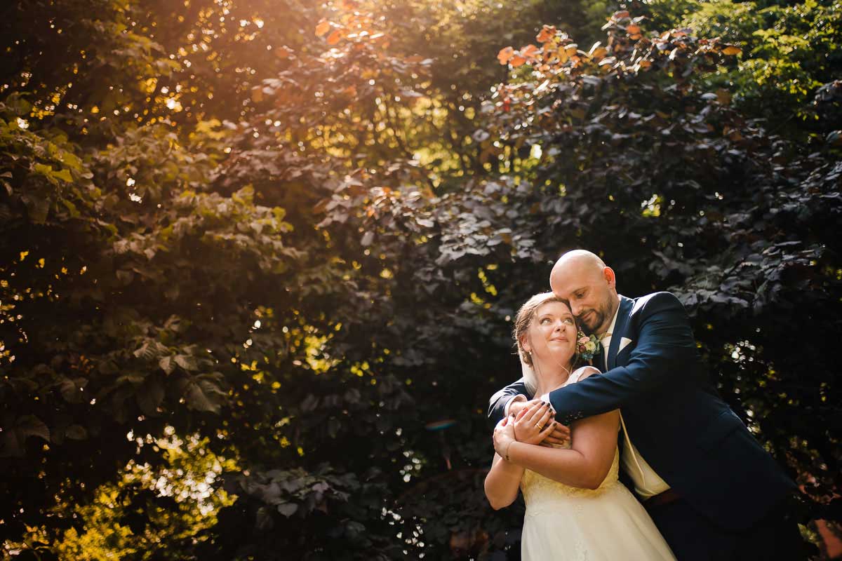Hochzeitsfoto Brautpaar im Schlosspark Biebricher Schloss bei einer standesamtlichen Trauung 