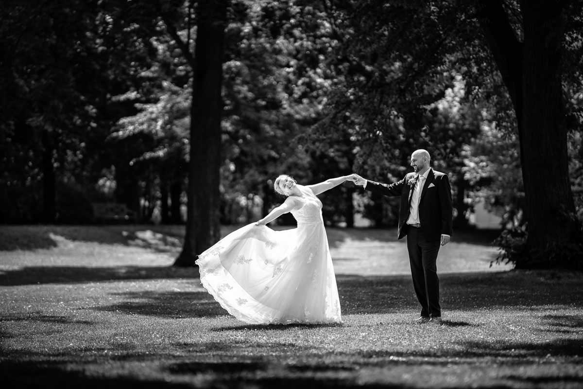 Hochzeitsfoto Brautpaar im Schlosspark Biebricher Schloss bei einer standesamtlichen Trauung 