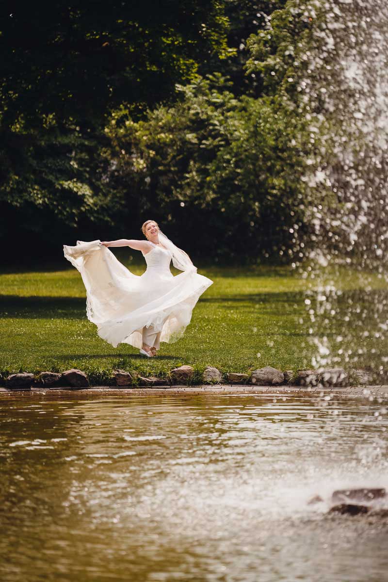 Hochzeitsfoto Braut im Park Schloss Biebrich 