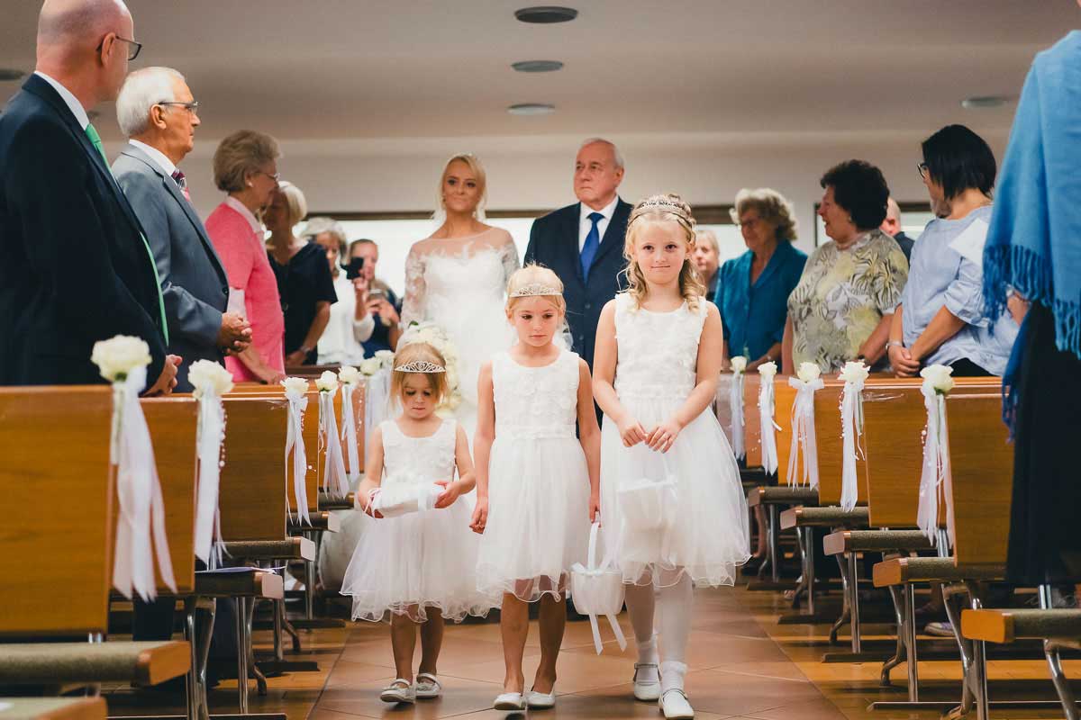 Einzug Blumenmädchen für eine Trauung in Pforzheim