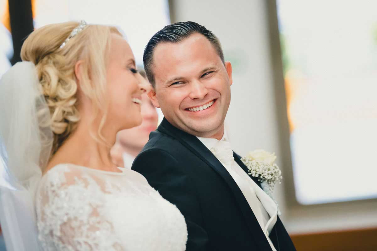 Braut und Bräutigam bei einer kirchlichen Trauung in Pforzheim